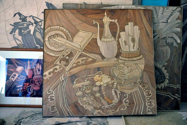 روسي يبدع لوحات لآيات قرآنية بـ تطعيم الخشب + صور