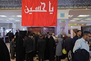 इराकी चाय के साथ कुरान प्रदर्शनी में आगंतुकों का स्वागत | तस्वीर