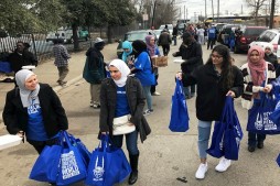 Evsizler için Teksas Müslümanlarının destek paketi dağıtımı
