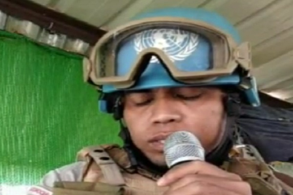 Video: Indonesischer Blauhelm-Soldat rezitiert Bittgebet Tawassul (Fürbitte)