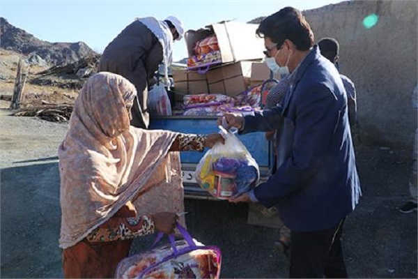 توزیع پتو و بسته های معیشتی بین سیل زدگان شهرستان میناب