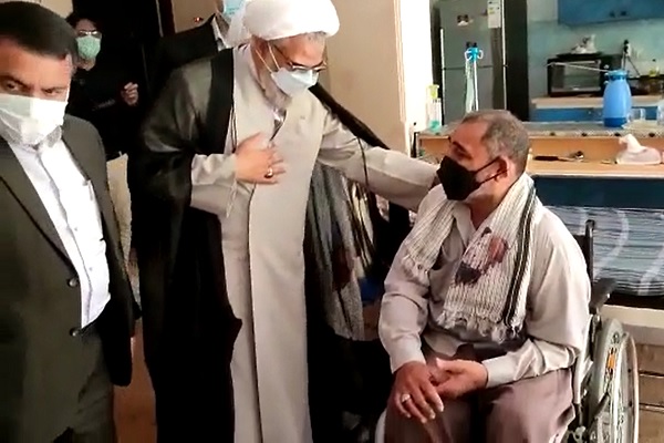 دیدار نماینده ولی فقیه در هرمزگان با جانبازان دیدار نماینده ولی فقیه در هرمزگان با جانبازان