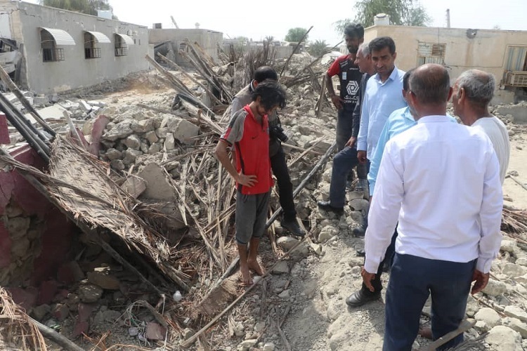 حضور مدیرکل کمیته امداد هرمزگان در مناطق زلزله زذه
