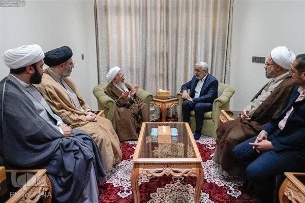 اهدای دوره ۸۰ جلدی تفسیر تسنیم به حرم امیرالمؤمنین(ع) + عکس