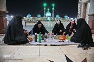 Buka Puasa Para Penanti Imam (afj) di Masjid Jamkaran