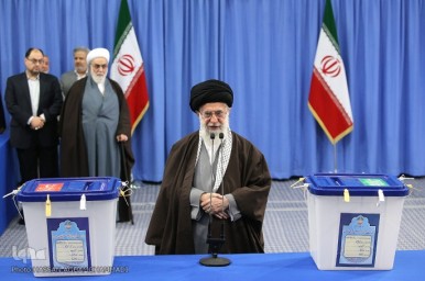 Imam  Khamenei,  tra i primi a votare