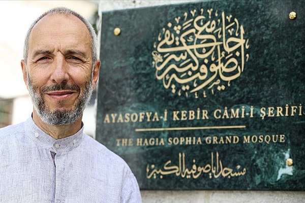 Ayasofya Camii'nin isminin yeraldığı levhadaki hattı Kabe'nin yazılarını yazan hattat yazdı