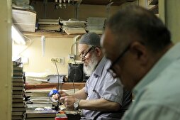 Filistinli yaşlı adam gönüllü olarak Kur'an nüshaları tamir ediyor