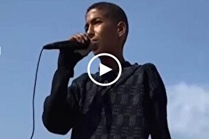 Gazze mülteci kampında Filistinli bir çocuğun ezan okuması