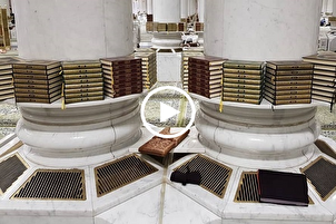 Sabah namazından sonra Mescid-i Nebevi’de Kur’an okunuyor | fotoğraf