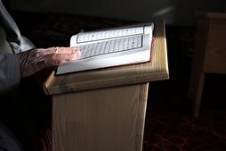 Yıllarca hafız yetiştiren Osman Hoca gençlerle yanyana ezber tazeliyor